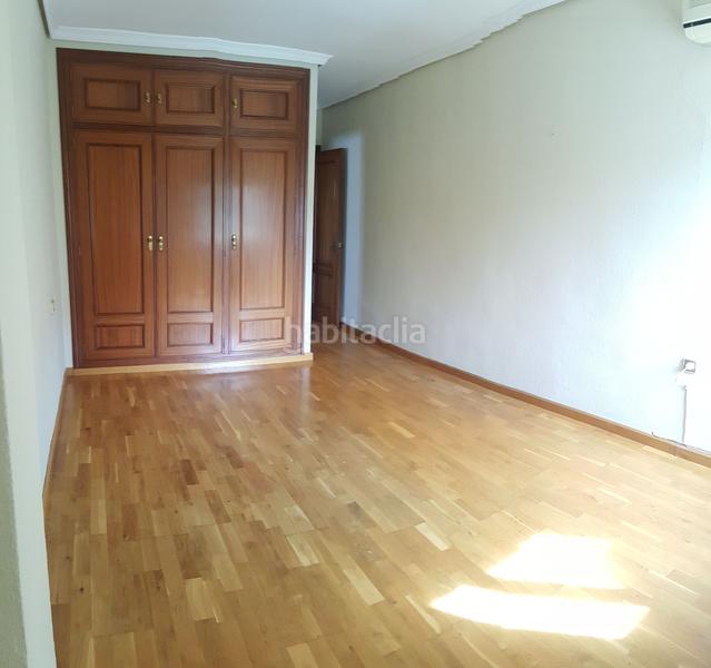 Foto f8f2d195-0510-44fe-b29f-0e67ad82a94b. Alquiler piso  de cuatro dormitorios, garaje y piscina en Sevilla