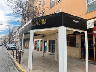 Local commercial à Camas. Bar cafeteria con veladores en el centro de camas