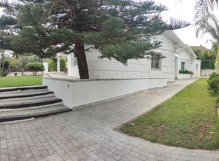 Chalet  Urbanización colina blanca. Magnífica casa de una planta en colina blanca