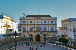 Casa en Medina - Sidonia. Casa convertida en tres apartamentos en plaza espaa, medina sid