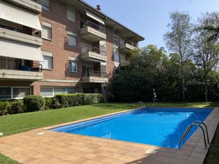 Location Appartement  Carrer joaquim vayreda. Excelente piso con piscina y jardín comunitario + 1 plaza de apa