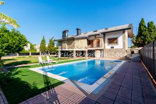 Chalet à Calle conde de osborne 15b. Chalet independiente en santa clara. gran parcela y piscina prop