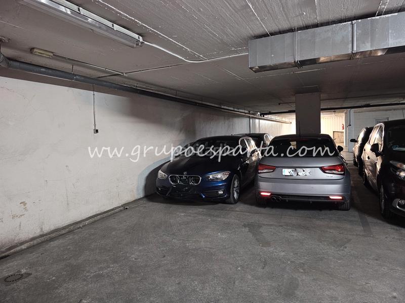 Foto 684979b5-2fe8-452a-a64c-872ef24ea163. Aparcament cotxe a calle amador de los ríos 38 a Sevilla