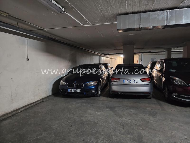 Foto 8d125d5f-cabd-4c0f-b236-298124dedffe. Aparcament cotxe a calle amador de los ríos 38 a Sevilla