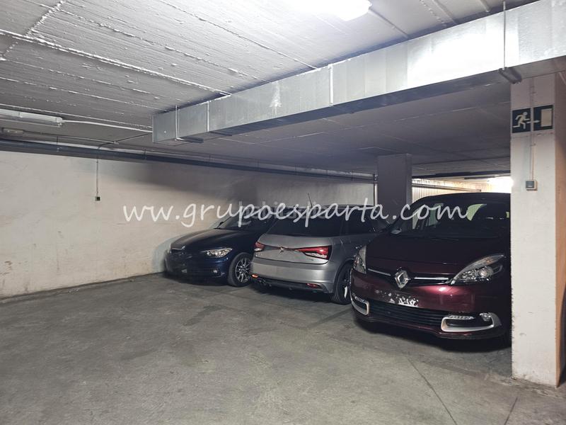 Foto 9ec61399-d006-4310-9be5-4d58aea742c9. Aparcament cotxe a calle amador de los ríos 38 a Sevilla