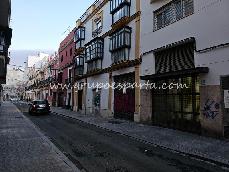 Foto c1e34dbf-9b99-463d-ad51-4c9cf82da052. Aparcament cotxe a calle amador de los ríos 38 a Sevilla