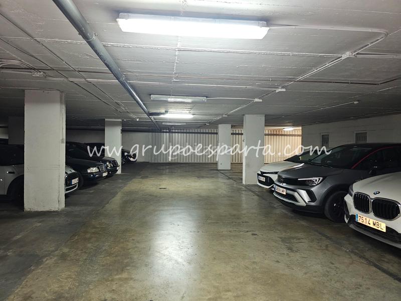 Foto ed1c313d-695e-4345-88f3-561bfe022fc9. Aparcament cotxe a calle amador de los ríos 38 a Sevilla