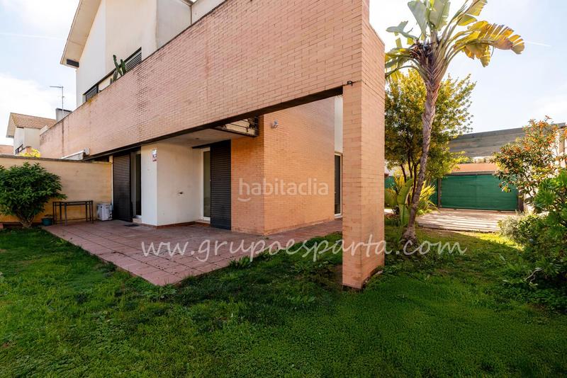 Foto 0b4ac078-543e-4f3b-abf7-dacaead75924. Casa aparellada a calle moscatel 13 a Loreto Espartinas
