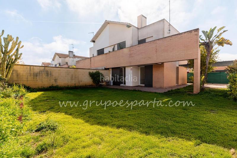 Foto 0efe309d-7d9d-4dce-824f-e4b40f914116. Casa aparellada a calle moscatel 13 a Loreto Espartinas