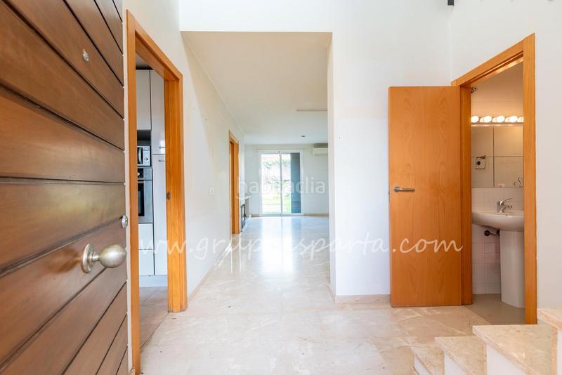 Foto 1601ab89-2a15-4f55-a61d-91f890d5b69a. Casa aparellada a calle moscatel 13 a Loreto Espartinas