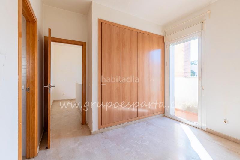Foto 162605c9-bed8-47c6-8afe-d8a29aa8ca9c. Casa aparellada a calle moscatel 13 a Loreto Espartinas