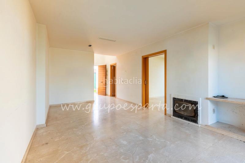 Foto 1e9c0588-338d-4a04-8a9e-5ec2b5a92df7. Casa aparellada a calle moscatel 13 a Loreto Espartinas