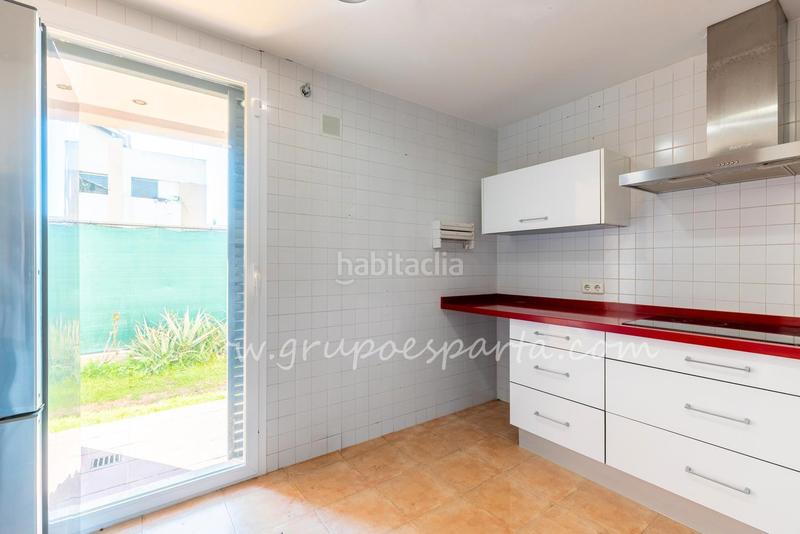 Foto 32f90005-25e6-4d19-b3c1-defd68a27dc0. Casa aparellada a calle moscatel 13 a Loreto Espartinas