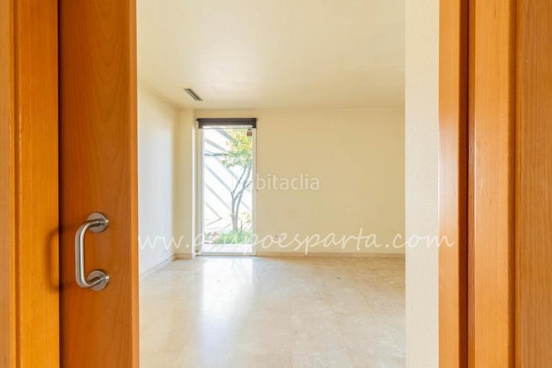 Foto 48db3366-1688-4d07-9576-1f25a9175a36. Casa aparellada a calle moscatel 13 a Loreto Espartinas
