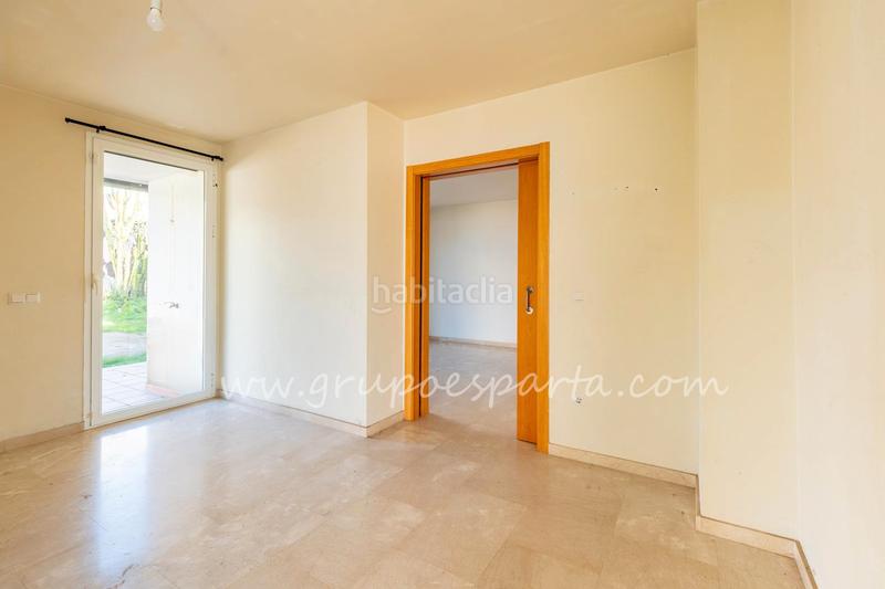 Foto 6ab7e239-6cc8-45b7-aac4-14a8b7396548. Casa aparellada a calle moscatel 13 a Loreto Espartinas