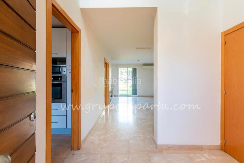 Foto 87dd6d49-2bbc-47d1-b1f3-5ff3df1df684. Casa aparellada a calle moscatel 13 a Loreto Espartinas