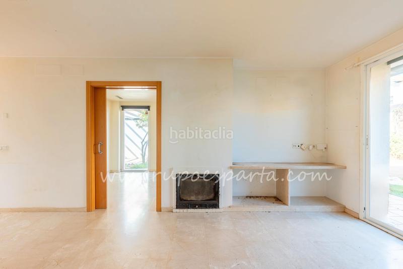 Foto 88303396-f189-4a81-a54a-b44f53b09ce7. Casa aparellada a calle moscatel 13 a Loreto Espartinas