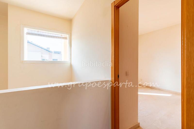 Foto 8bc7ada8-8ea4-43e3-889f-a57b74613aac. Casa aparellada a calle moscatel 13 a Loreto Espartinas