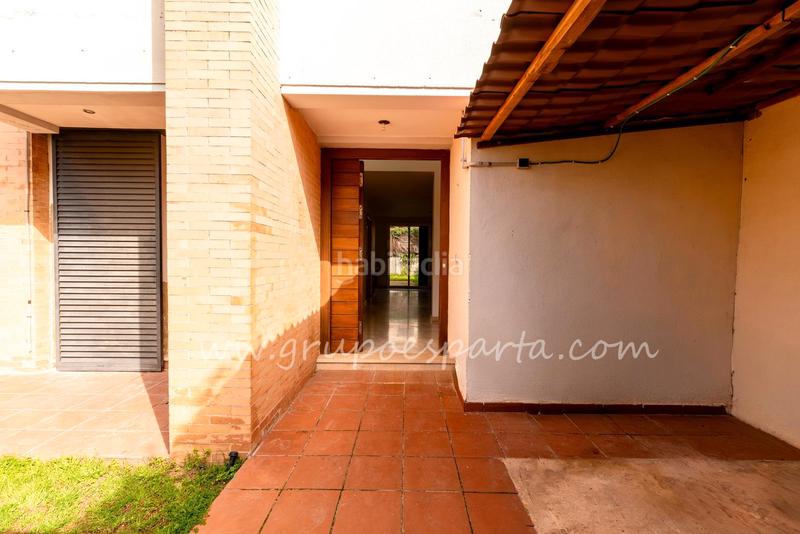 Foto 8bd60092-5872-4875-99e1-f1d53af93564. Casa aparellada a calle moscatel 13 a Loreto Espartinas