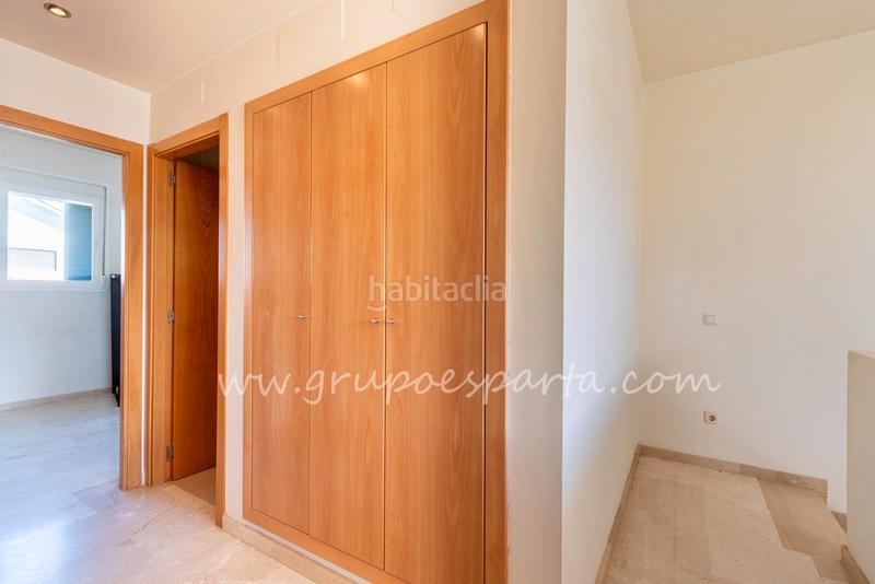 Foto 9743cc0d-f23d-432a-b3a7-56f0a35bac70. Casa aparellada a calle moscatel 13 a Loreto Espartinas