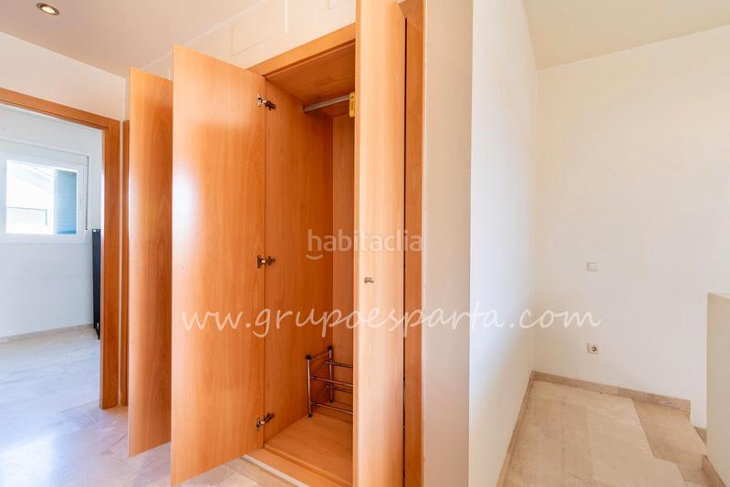 Foto 975950cb-8696-4ace-9bd6-235abd7a9668. Casa aparellada a calle moscatel 13 a Loreto Espartinas