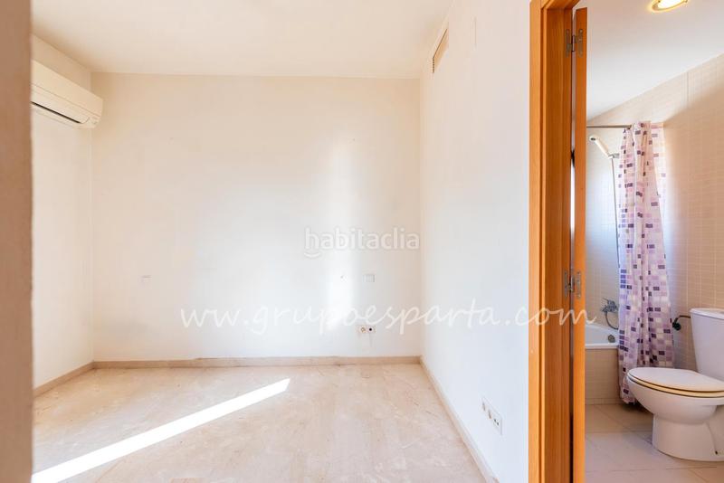 Foto 9f5672d9-e456-4c40-81cc-82ff8e00d6d7. Casa aparellada a calle moscatel 13 a Loreto Espartinas