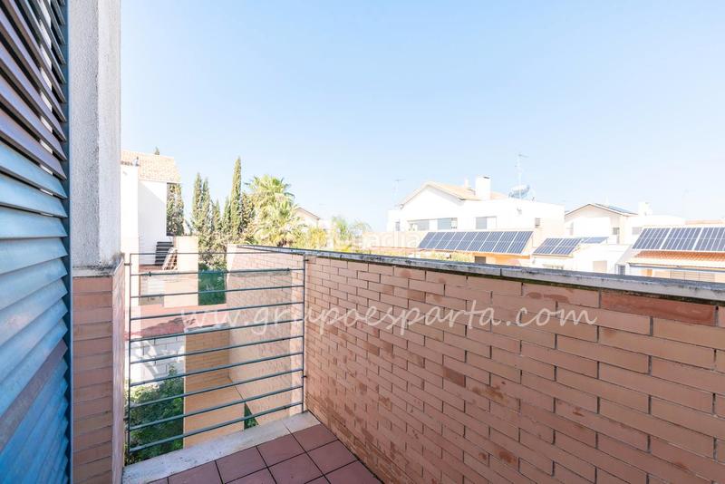 Foto 9ffb0f99-6174-47f3-bce4-6c3c72044659. Casa aparellada a calle moscatel 13 a Loreto Espartinas