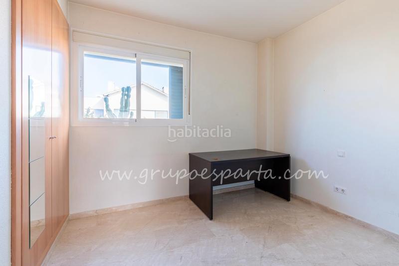 Foto a3b0610f-8d6d-4528-9465-56b35b0db156. Casa aparellada a calle moscatel 13 a Loreto Espartinas