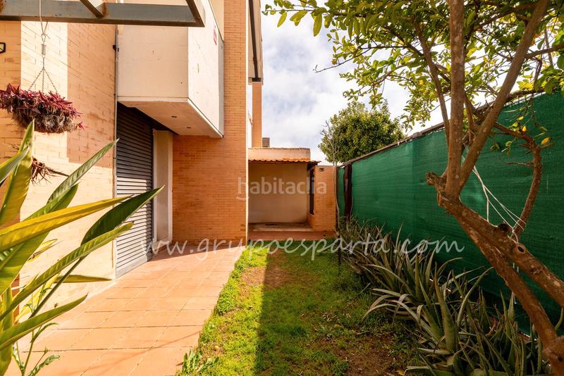 Foto c8ce20f8-2eec-40d1-8583-60a98e1962eb. Casa aparellada a calle moscatel 13 a Loreto Espartinas