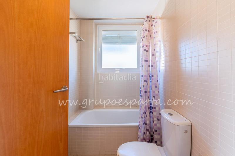 Foto c9d99c74-1c5d-4128-b705-a542af19bfe6. Casa aparellada a calle moscatel 13 a Loreto Espartinas