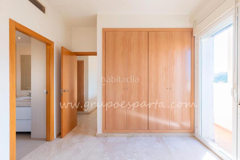 Foto d42f5fab-5c28-41d4-8fa2-3de32b0882a5. Casa aparellada a calle moscatel 13 a Loreto Espartinas