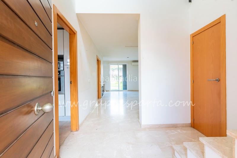 Foto d52687e0-3f19-4ed4-92eb-7c8bdf4e4188. Casa aparellada a calle moscatel 13 a Loreto Espartinas