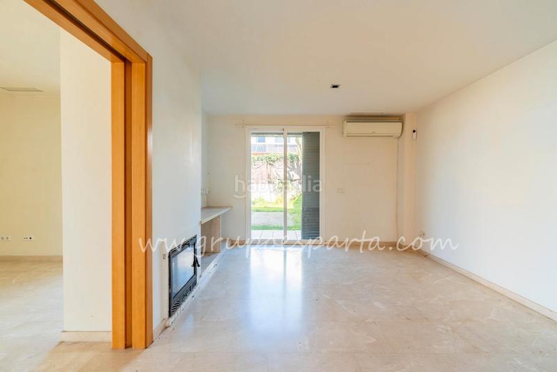 Foto e14c7f72-8f33-4f3b-a840-cf32672ad0cf. Casa aparellada a calle moscatel 13 a Loreto Espartinas