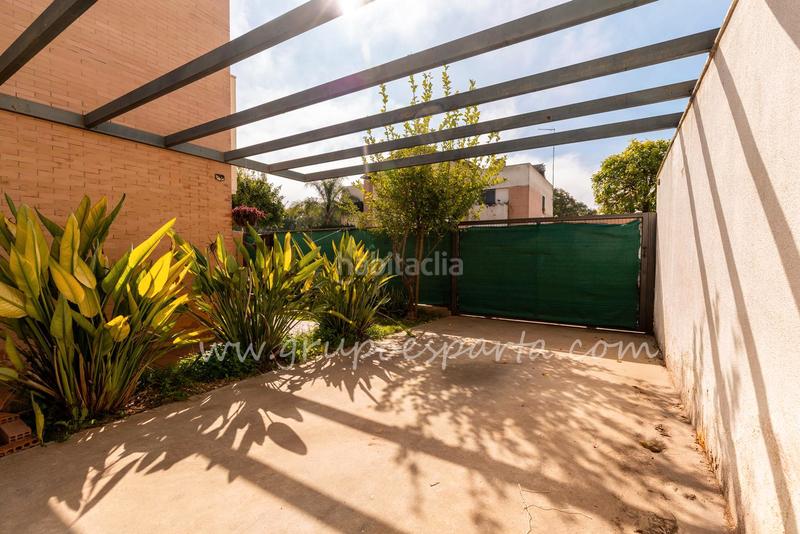 Foto ecfa33df-0778-45ed-89e8-1152f8115fa7. Casa aparellada a calle moscatel 13 a Loreto Espartinas