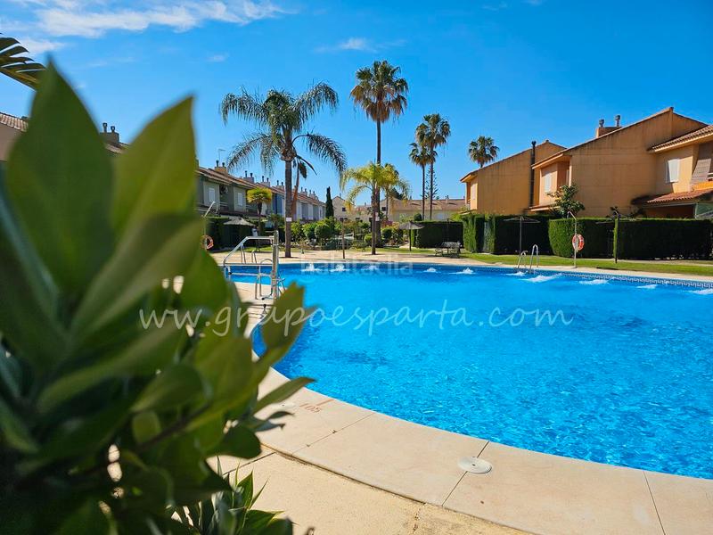 Foto 74b7981a-7710-413c-b33b-c295ae1ce35c. Reihenhaus in paseo flecha de nueva umbría 10 in Islantilla golf Islantilla