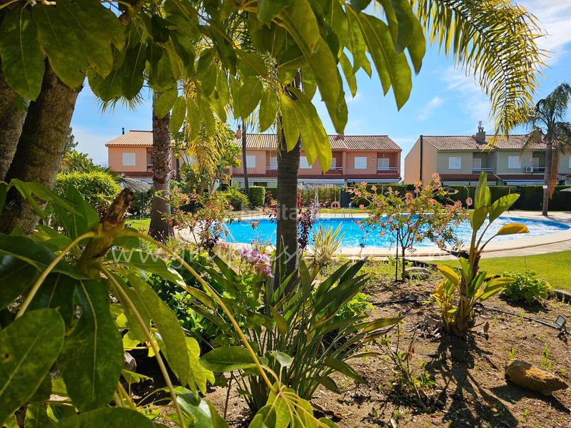 Foto a2adf95e-63bc-4484-b9e9-016fd3477dd0. Reihenhaus in paseo flecha de nueva umbría 10 in Islantilla golf Islantilla