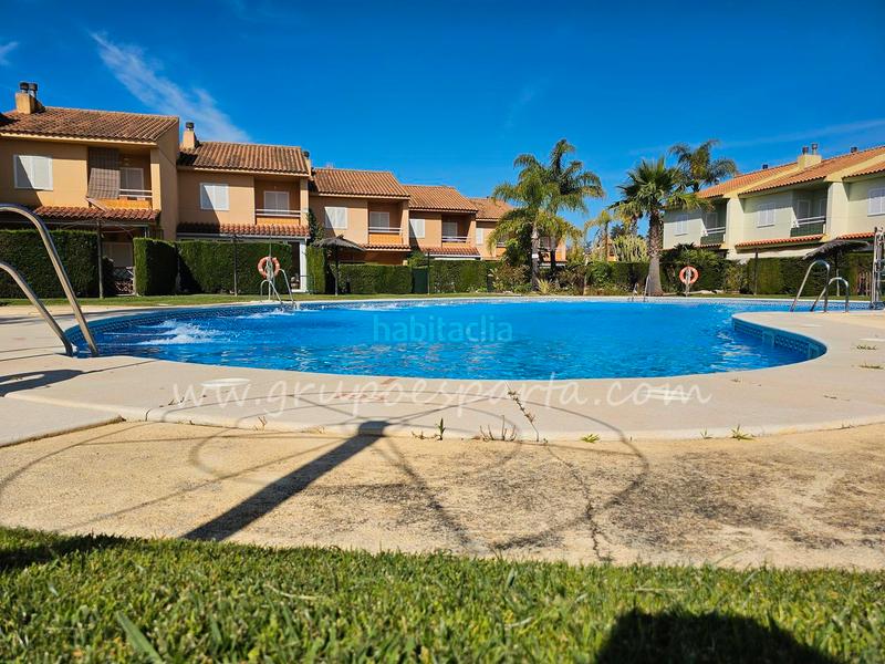 Foto eb401ad3-5461-47c7-88cd-4df7925f7e30. Reihenhaus in paseo flecha de nueva umbría 10 in Islantilla golf Islantilla