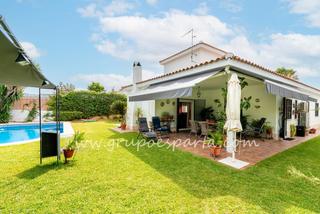 Chalet à Calle desmarojadores 50. Chalet independiente de una planta  más  buhardilla. piscina pro