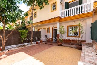Maison jumele en Calle rafael peralta 16. Adosada en urbanizacin con club social. espartinas