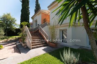 Chalet en Calle majarana 11. Chalet simn verde con amplia parcela y piscina propia. mairena