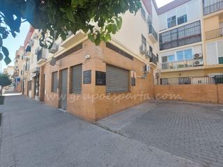 Local commercial à Avenida dolores ibarruri 8. Local en calle comercial camas