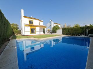 Rent Chalet in Ramal de Espartinas. Chalet independiente en alquiler con piscina propia
