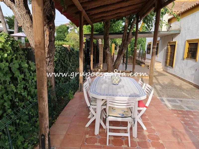 Foto 974c9222-d904-4b48-8ad2-9c2d7398bf7f. Alquiler chalet  independiente en alquiler semi amueblado con buhardilla y piscina propia. gran parcela. en Espartinas