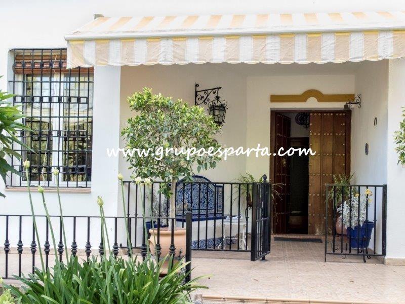 Foto 8df5f663-0d7c-4d97-878a-180796569aed. Lloguer xalet amb aparcament piscina a Loreto Espartinas