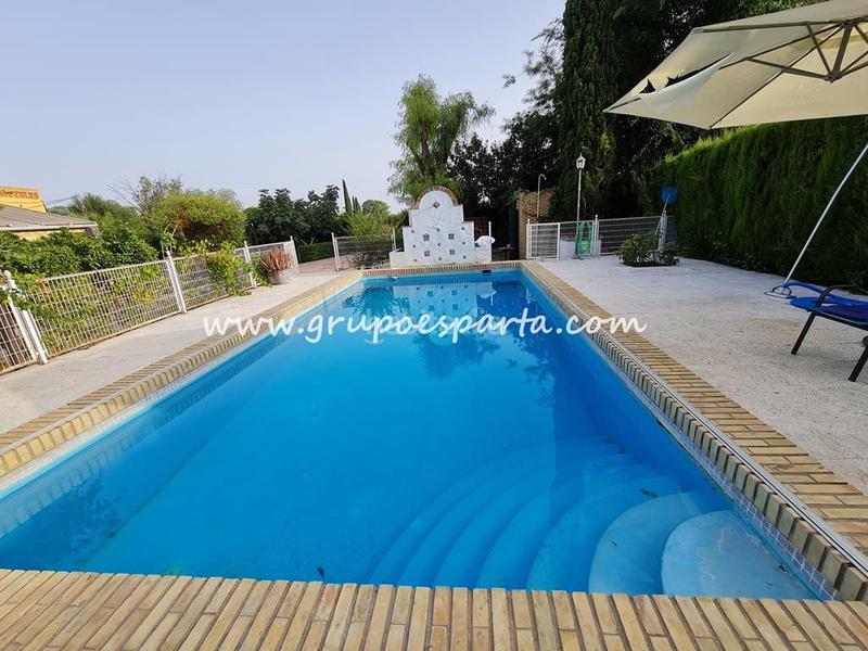 Foto c012c7ef-5047-4518-9d3e-3914261be163. Lloguer xalet amb aparcament piscina a Loreto Espartinas
