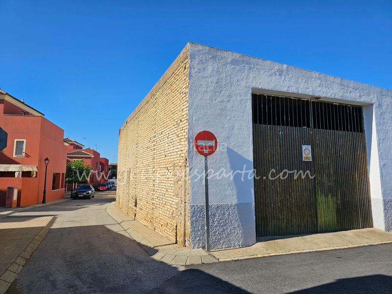 Foto befae8ed-62f1-46e7-99d3-d4c2ea5f6c23. Casa adossada a lopaz 20 a Umbrete