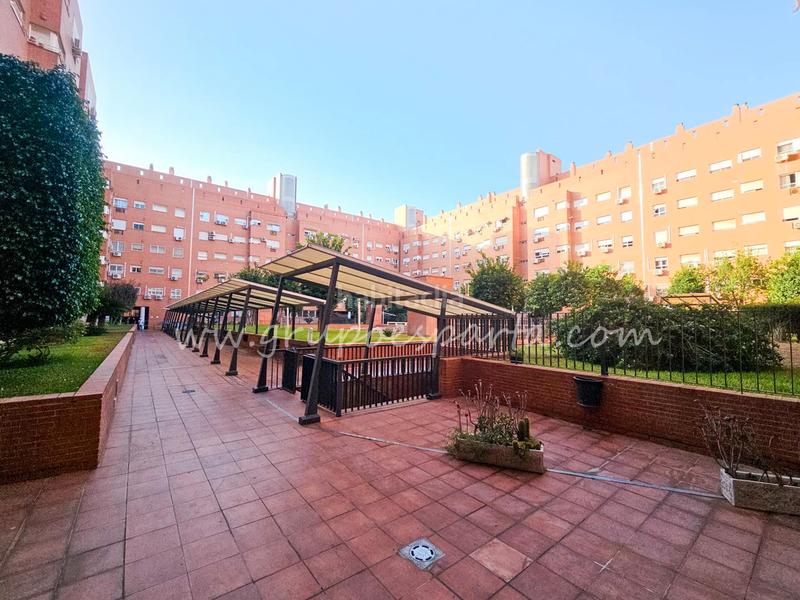 Foto 95bb6551-fe98-42e5-9af6-09ebb2fc8ff2. Appartamento in calle flor de tomillo 8 in colores - entreparques Sevilla