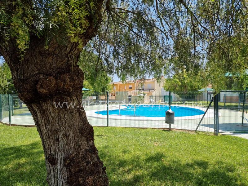 Foto 345b6306-13bd-4f24-b529-841bcad6c514. Casa adosada en calle arrope 16 vivienda adosada con piscina comunitaria. en Villanueva del Ariscal