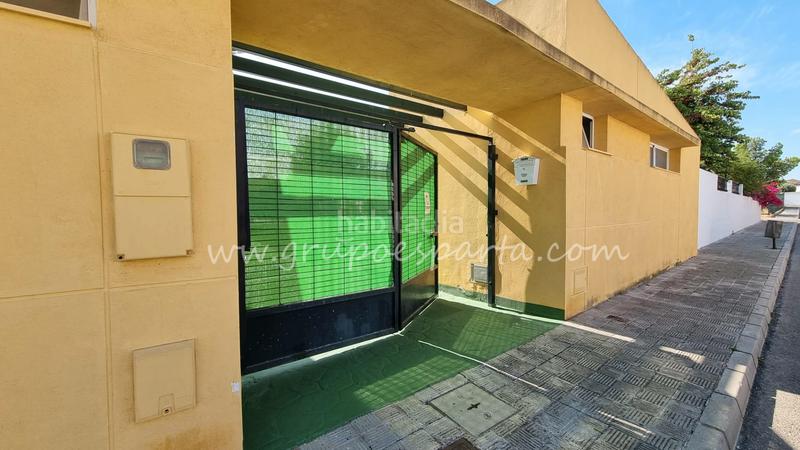 Foto d2e5fd6b-0dd5-481b-9a62-509eef923d0c. Casa adosada en calle arrope 16 vivienda adosada con piscina comunitaria. en Villanueva del Ariscal