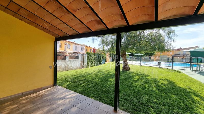 Foto d3f550a2-d04c-4648-8885-d25bb840ad9c. Casa adosada en calle arrope 16 vivienda adosada con piscina comunitaria. en Villanueva del Ariscal